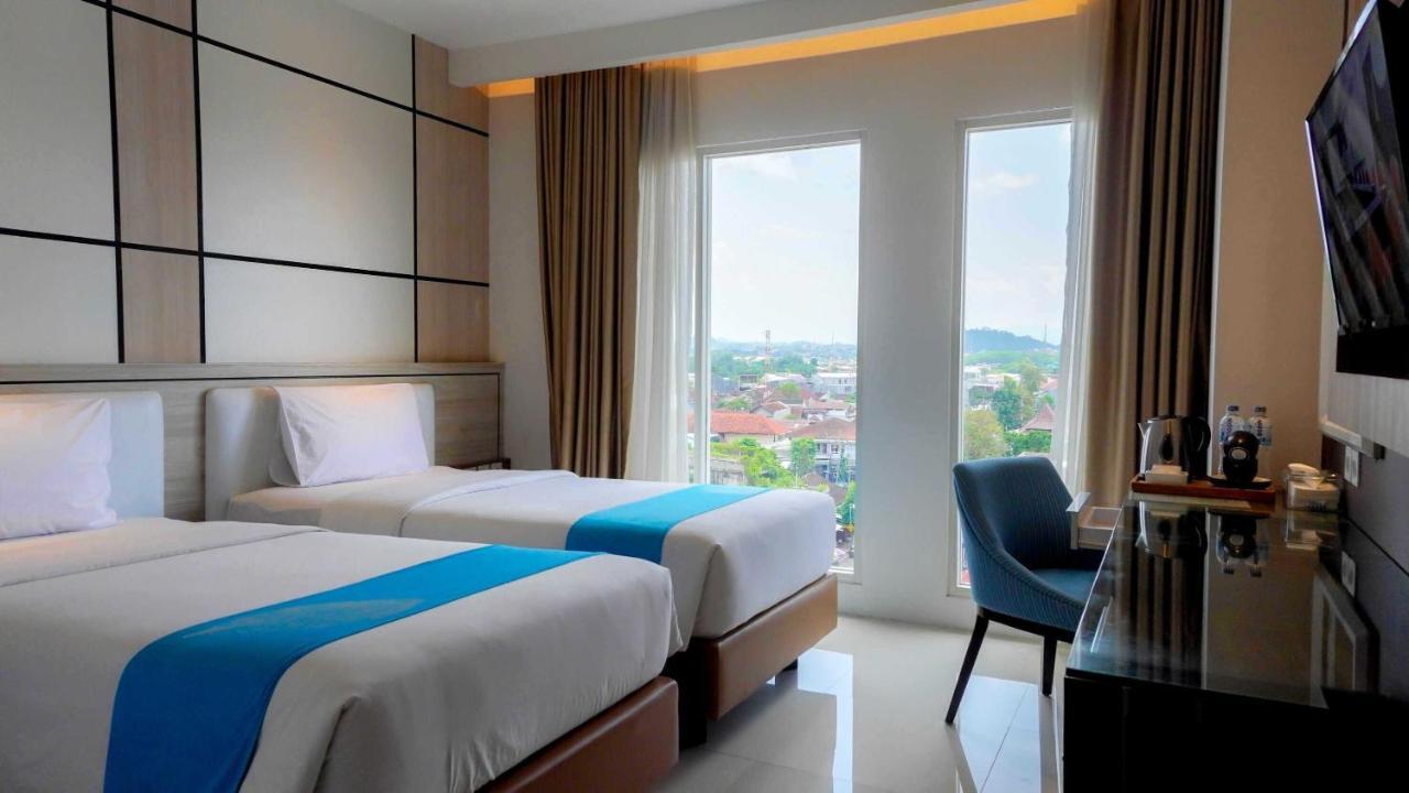 Java Lotus Hotel Jember Exterior photo
