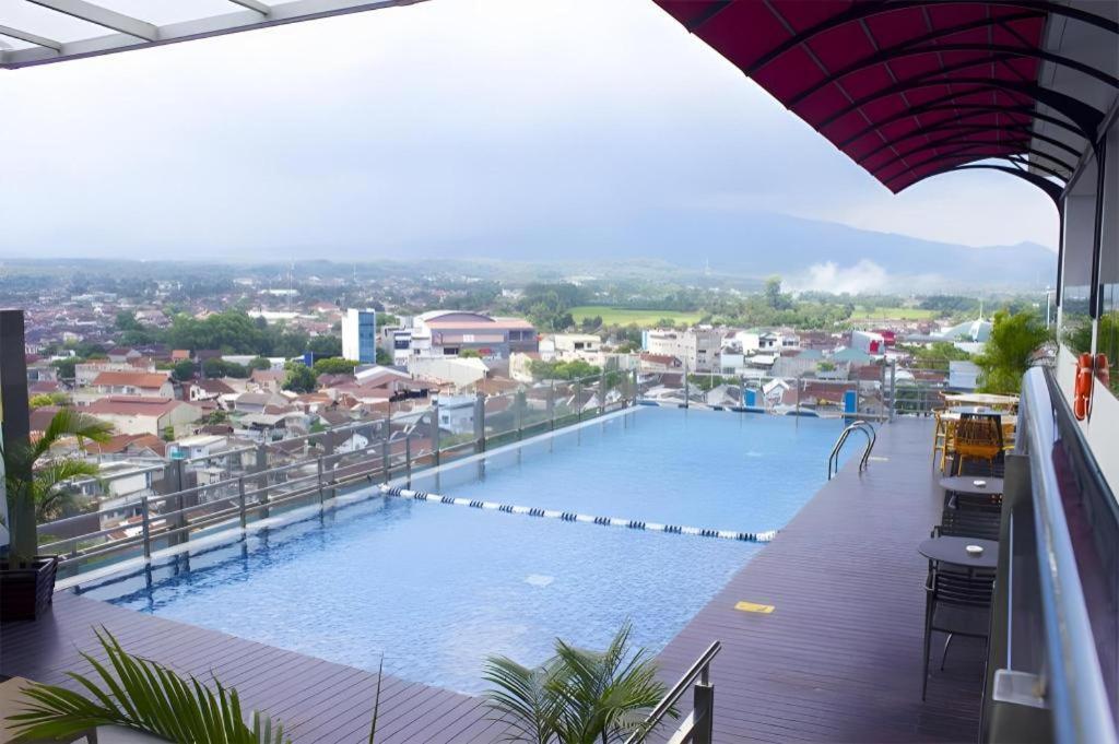 Java Lotus Hotel Jember Exterior photo