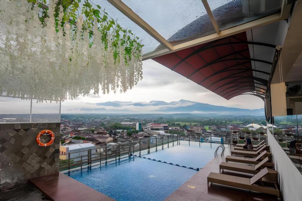 Java Lotus Hotel Jember Exterior photo